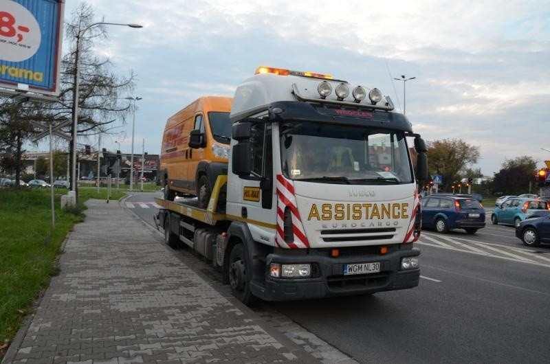 Wrocław: Wypadek na al. Karkonoskiej. Trzy osoby ranne (ZDJĘCIA)