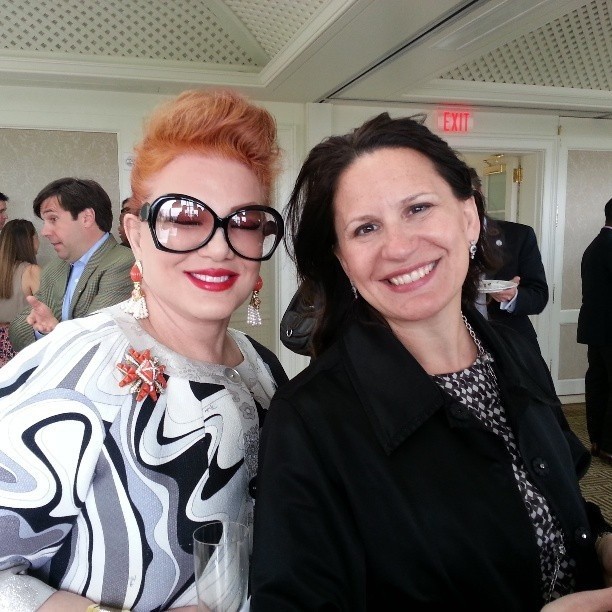 Georgette Mosbacher (w okularach)