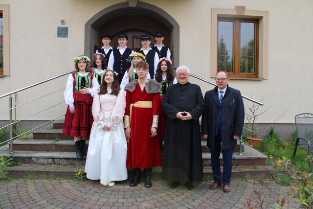 Orszak weselny z Dorotą Podlodowską i Janem Kochanowskim przeszedł na ślub do kościoła w Przytyku.