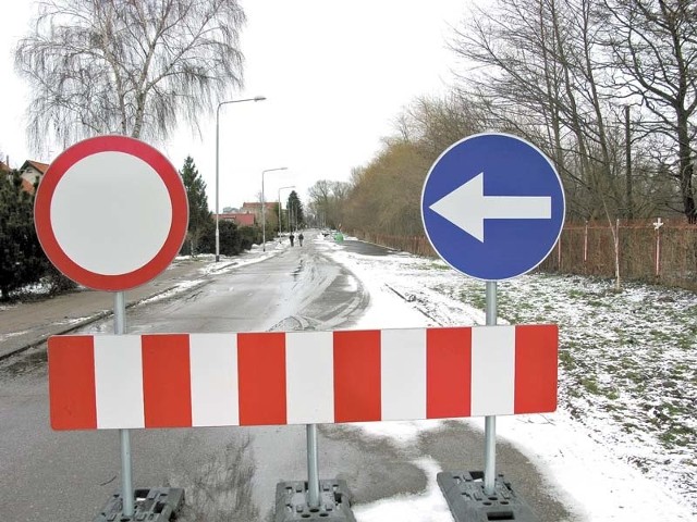 Wczoraj wodę, która spłynęła w Wylotową wprawdzie ściął lód, ale zakaz przejazdu około stumetrowym odcinkiem ulicy obowiązywał dalej. 