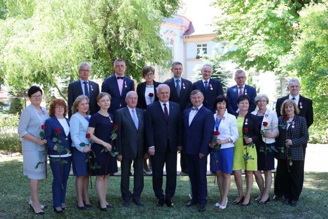 We wtorek, 29 maja, w Urzędzie Miejskim w Zbąszynku wojewoda Władysław Dajczak, w imieniu  Prezydenta Rzeczypospolitej Polskiej, wręczył 15 pracownikom Urzędu Miejskiego Złote Medale za Długoletnią Służbę.Wojewoda  podziękował wyróżniającym się samorządowcom ze Zbąszynka,  którzy praktykują dobre funkcjonowanie samorządności w Polsce.Medal za długoletnią służbę to polskie odznaczenie cywilne z okresu II Rzeczypospolitej, ustanowione w 1938 r., a przywrócony w 2007 r. Przyznawany za wzorowe, wyjątkowo sumienne wykonywanie obowiązków wynikających z pracy zawodowej.POLECAMY PAŃSTWA UWADZE: 