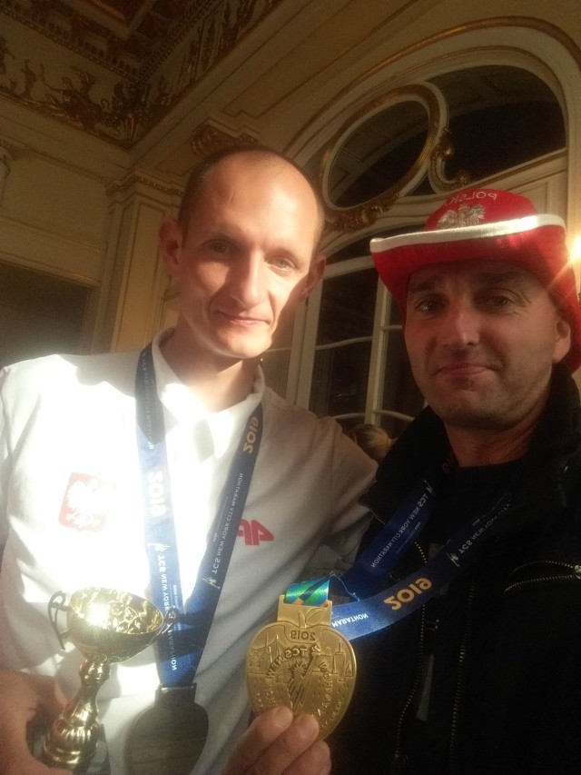 Marcin Kęsy i Robert Rataj na tradycyjnym spotkaniu z polskimi biegaczami w ambasadzie RP dzień po biegu