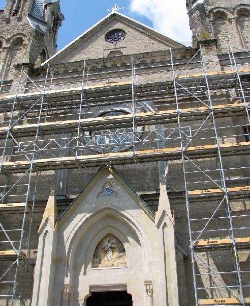 W ramach pierwszego etapu prac przy renowacji sanktuarium w Sulisławicach odnowiony został XIX-wieczny kościół. W tej świątyni znajduje się słynący łaskami obraz Matki Bożej Bolesnej.