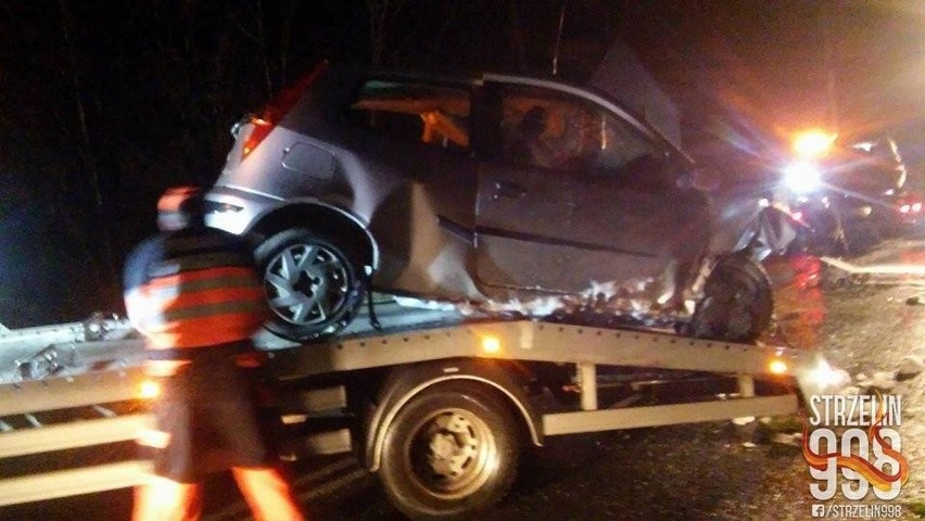 BMW wyprzedzało "na trzeciego" i uderzyło czołowo w punto. Siedem osób ciężko rannych [ZDJĘCIA]