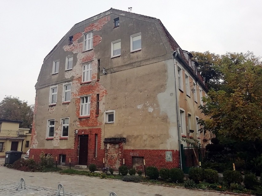 Tynk leci ludziom na głowy. Mieszkańcy czują się  zagrożeni...