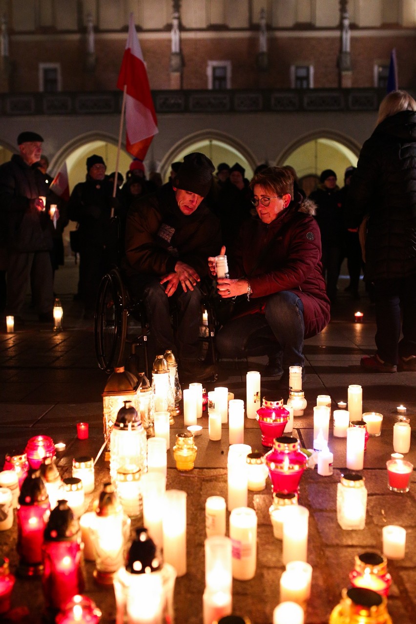 Kraków. Uczcili pamięć Pawła Adamowicza. Wielkie serce światła na Rynku [ZDJĘCIA]