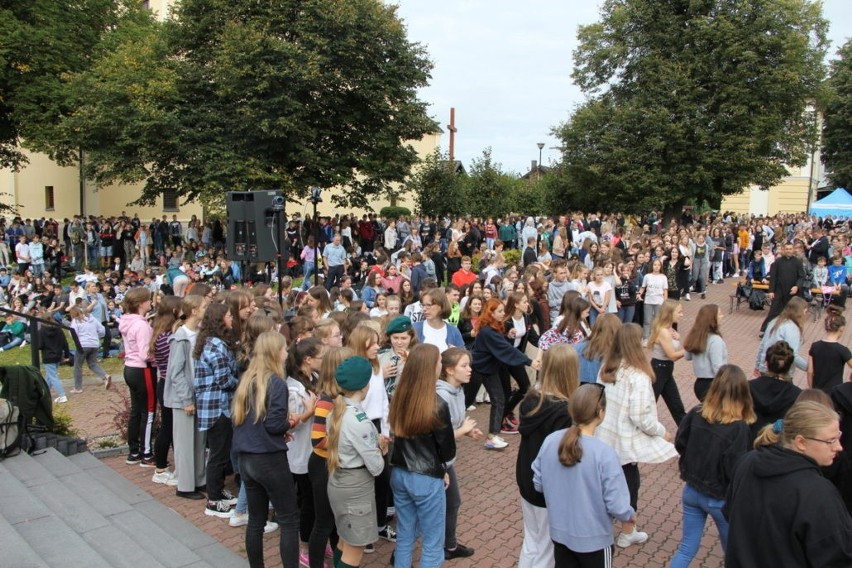 Diecezjalny Dzień Młodzieży w Drohiczynie. Wspólne tańce, modlitwa i koncert raperów