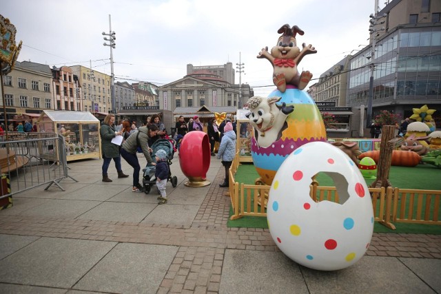 W poniedziałek 20 marca rozpoczął się Jarmark Wielkanocny na rynku w Katowicach.