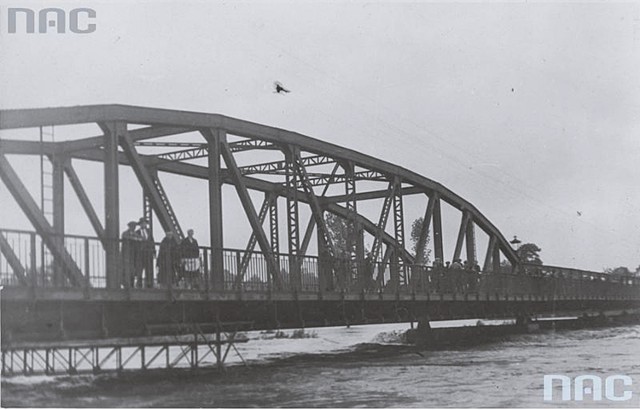 Most drogowy nad Skawą w WadowicachLata 1928 - 1938. Widać, że wody rzeki są mocno wezbrane