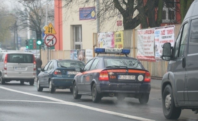 Takim granatowym oplem strażniczka odwiozła córkę do szkoły...