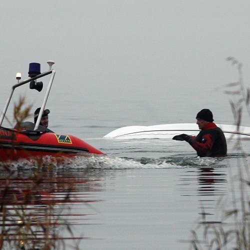 Nurkom udało się znaleźć i wydobyć łódź, którą zaginieni wypłynęli na jezioro.