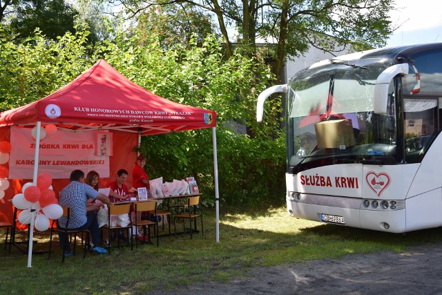 Dokładnie 18,9 litra krwi pozyskano podczas akcji zorganizowanej przez Klub Honorowych Dawców Krwi "Strażak" przy Ochotniczej Straży Pożarnej w Straszewie (gm. Koneck). Krew oddawali nie tylko straszewianie, przyjechali też krwiodawcy z Aleksandrowa Kujawskiego i innych miejscowości powiatu. W kolejce ustawił się też goszczący w Straszewie poseł Zbigniew Sosnowski w strażackim mundurze (na zdj. z prawej strony), ale okazało się, że nie może oddać krwi, bo nie miał przy sobie dowodu osobistego. - Powiedziano mi, że nawet gdyby przybył prezydent RP bez dowodu osobistego, to też nie mógłby oddać krwi - poinformował wychodząc z ambulansu Regionalnego Centrum Krwiodawstwa i Krwiolecznictwa w Bydgoszczy lekko rozczarowany.