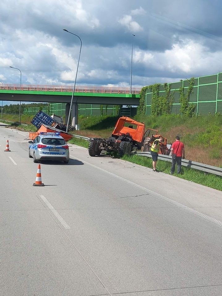 Dwie ciężarówki zderzyły się na autostradzie A1 między...