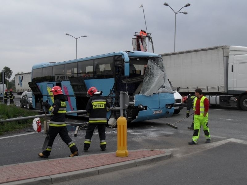 Korek na DK1 w Pszczynie. Autobus uderzył w słup [ZDJĘCIA]