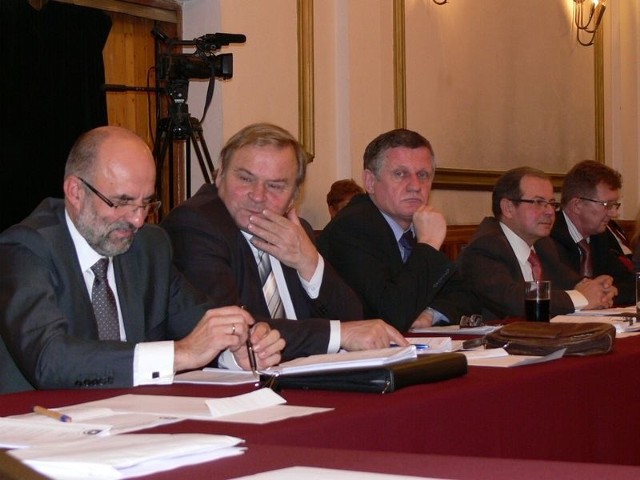 Radni Tomasz Lenard (pierwszy z lewej) i Józef Motyka (czwarty z lewej), po decyzji wojewody podkarpackiego mogą być spokojni o swoją przyszłość w Radzie Miasta Tarnobrzega.