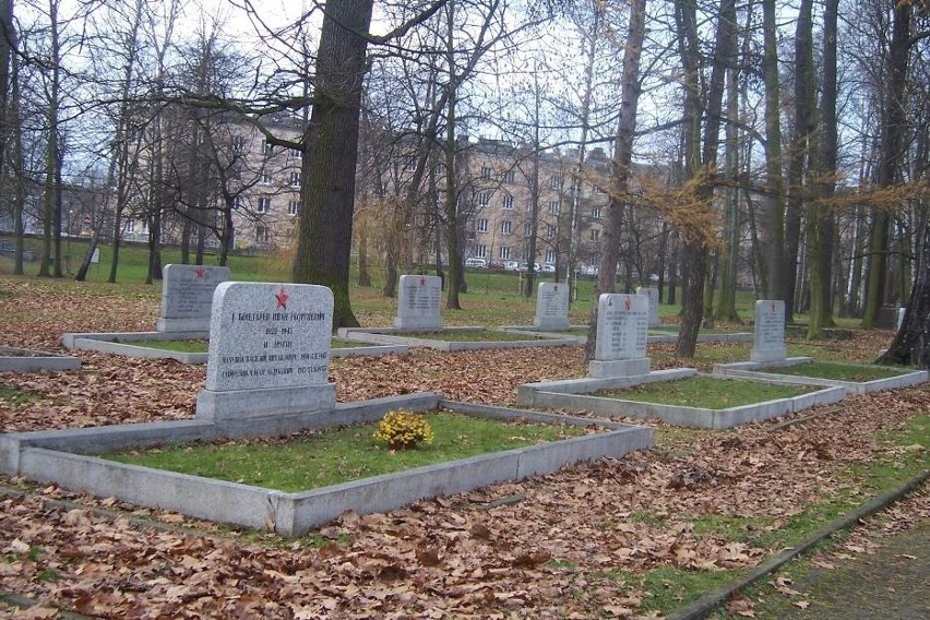 Cmentarz Żołnierzy Radzieckich w Kaliszu - Radzieckie armaty...