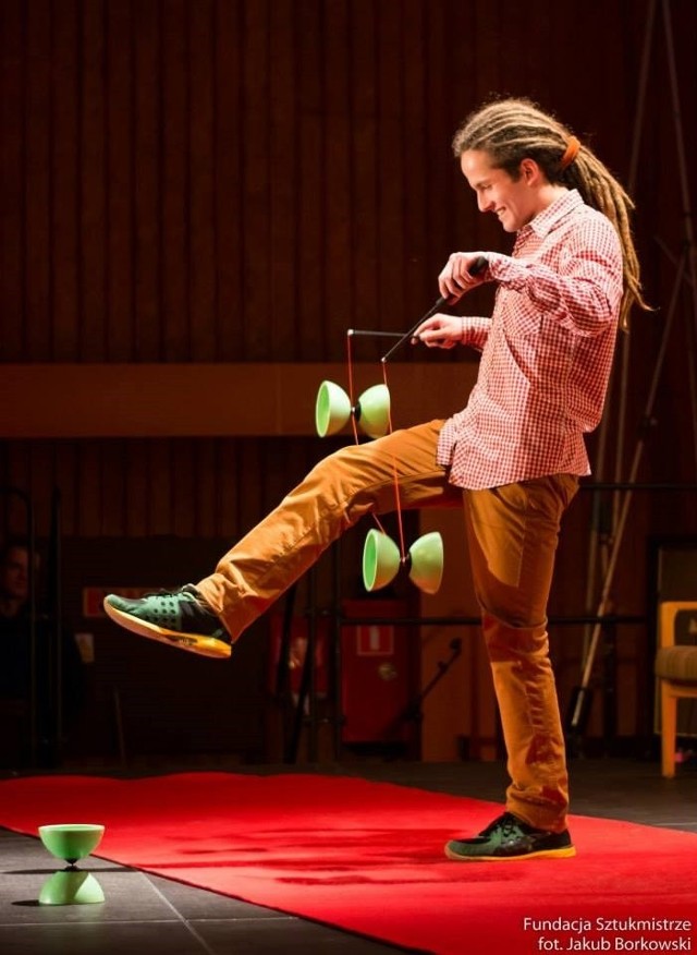 Jedną z gwiazd pikniku na osiedlu AK będzie Krzysztof Riewold, żongler znany z programu "Mam talent&#8221; ,