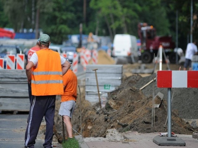 Jarosław Ryczkowski z firmy Burzyński z Łężycy przygotowuje teren pod budowę krawężnika.