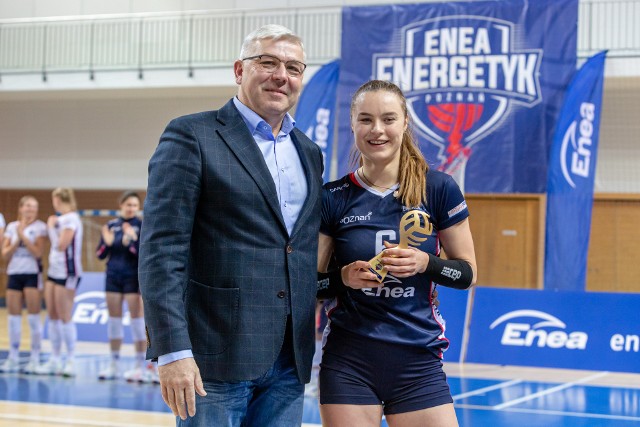 Prezes Enei Energetyka Poznań, Robert Rakowski wręczył statuetkę MVP libero energetycznych dziewczyn, Julicie Rafałko