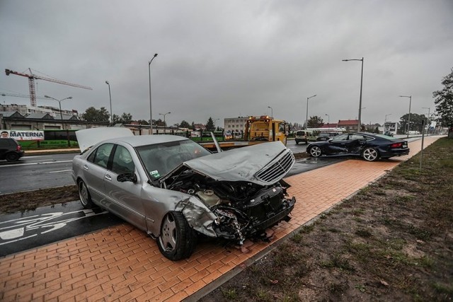 Do wypadku doszło we wtorek, 8 października, na ul. Aglomeracyjnej. Kierująca audi zajechała drogę mercedesowi. Doszło do mocnego zderzenia. Oba auta wypadły z drogi na chodnik i ścieżkę dla rowerzystów. Kierująca audi jechała ul. Aglomeracyjną w kierunku ul. Dworcowej. Po chwili w bok jej auta uderzył kierujący mercedesem. Kierująca audi mówi, że zmieniała pas ruchu i wtedy zajechała drogę kierującemu mercedesem. Doszło do bardzo mocnego zderzenia. Oba samochody po zderzeniu wypadły z drogi na chodnik i ścieżkę dla rowerzystów. Na szczęście nikogo tam nie było, inaczej doszłoby do tragedii. Na miejsce wypadku przyjechała ekipa karetki pogotowia ratunkowego oraz zielonogórska policja. Kierowca mercedesa został zabrany do karetki i odwieziony na badania do szpitala.Zobacz też wideo: W pustostanie znaleziono zwłoki noworodka. Policjanci dotarli do matki dziecka.