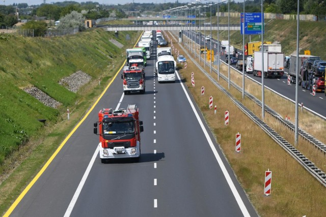 Autostrada Wielkopolska będzie musiała zapłacić państwu ponad 1,3 mld zł. Przedstawiciele spółki zapewniają jednak, że budowa trzeciego pasa A2 na obwodnicy Poznania nie jest zagrożona. Na razie podobno nie są też planowane podwyżki cen za przejazd autostradą A2.