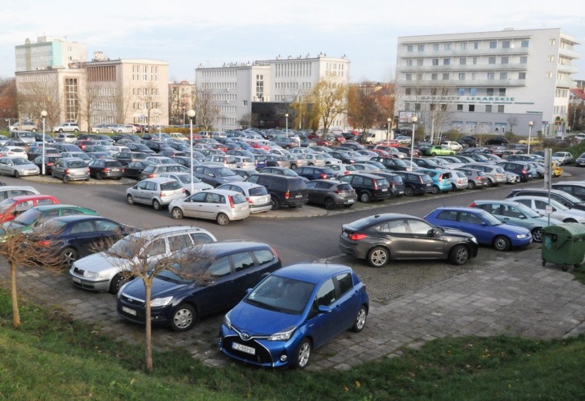 Największy miejski parking w Zielonej Górze jest od lat...