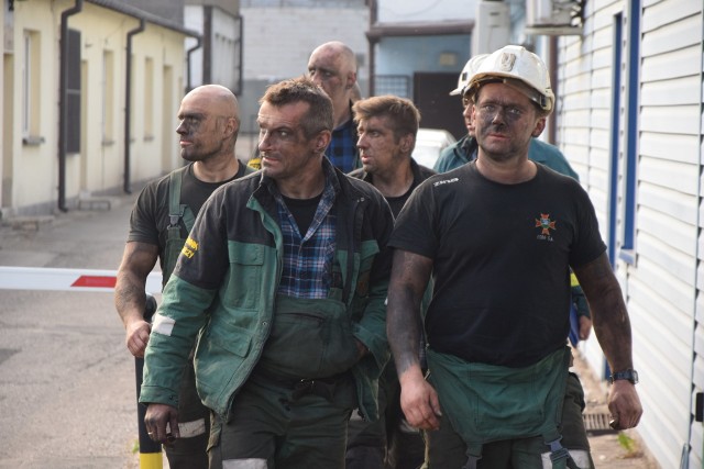 Ratownicy górniczy biorący udział w akcji w kopalni Zofiówka. Każdego dnia w akcji bierze udział około 40 zastępów, czyli ponad 200 osób. We wtorek natrafili na kolejną przeszkodę w dotarciu do zaginionych trzech górników. To woda, która pojawiła się w zaciśniętym chodniku.