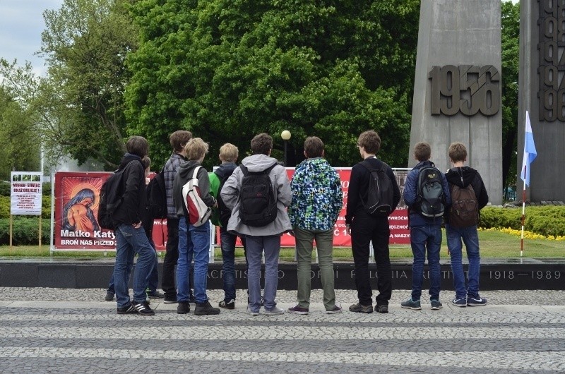 Instalacje z plakatami znajdujące się przy pomniku...