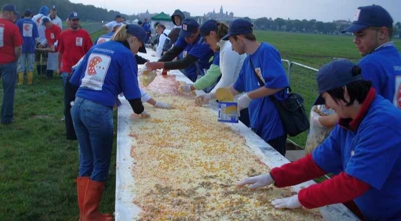 Radomianin robił najdłuższą pizzę na świecie (video, zdjęcia)