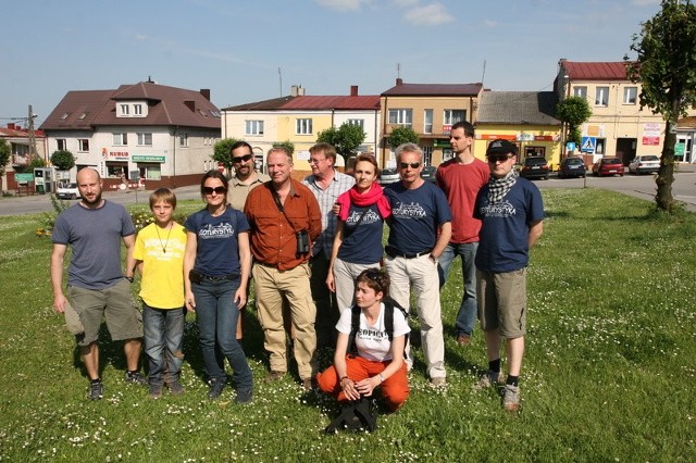 Pamiątkowe zdjęcie polsko-amerykańskiej grupy geologów i geofizyków na chęcińskim rynku.