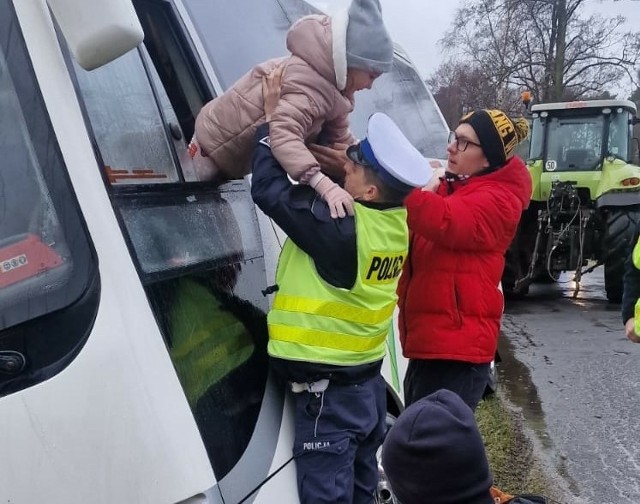 W autokarze znajdowało się 19 dzieci wraz z opiekunką, którzy wybierali się na wycieczkę szkolną.