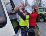 Wypadek autokaru w miejscowości Niedźwiedź. Jechało nim 19 dzieci z opiekunką