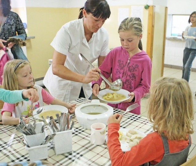 W Szkole Podstawowej nr 2 w Słupsku jest wielu uczniów chętnych na obiady serwowane przez Maję. 