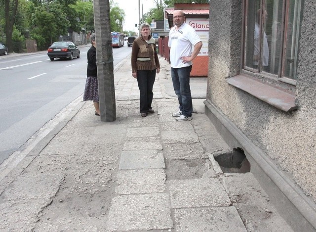 - Czekamy i czekamy a tu nic &#8211; mówią mieszkańcy ulicy Limanowskiego. Od lewej: pan Piotr i pani Bożena.. &#8211; Nie wymagamy nowego chodnika, ale żeby chociaż te dziury jakoś połatać, bo tu niebezpiecznie.