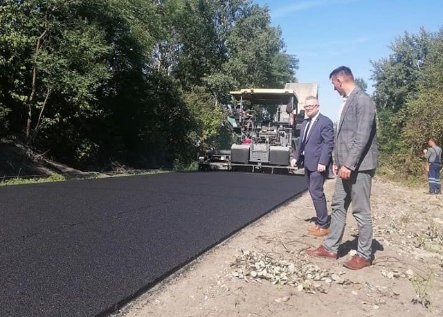 Na drodze Wyśmierzyce - Paprotno ułożona została ostatnia warstwa asfaltu, wykonawca utwardzi jeszcze pobocza kruszywem. Na zdjęciu starosta Sylwester Korgul (pierwszy z prawej) i Wojciech Sępioł, burmistrz Wyśmierzyc.