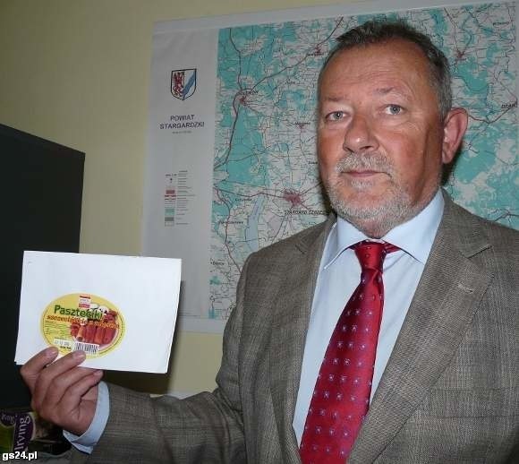 Państwowy powiatowy inspektor sanitarny w Stargardzie Jacek Paczewski pokazuje etykietę "Pasztecików szczecińskich z mięsem", w których farszu było stare szwedzkie mięso.