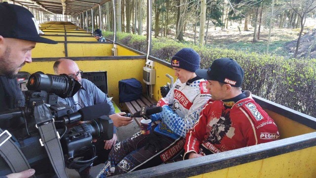 Maciej Janowski i Tomasz Jędrzejak w poznańskim parku maszyn.