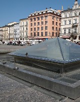 Zamiast wody, w fontannie na Rynku Głównym w Krakowie "pływa" papier toaletowy