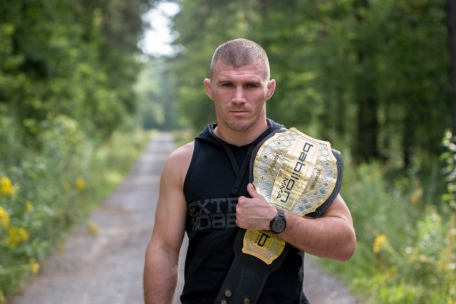 Na gali Babilon MMA 10 w walce wieczoru pojedynek stoczy Daniel Rutkowski, który zmierzy się z Adrianem Zielińskim.