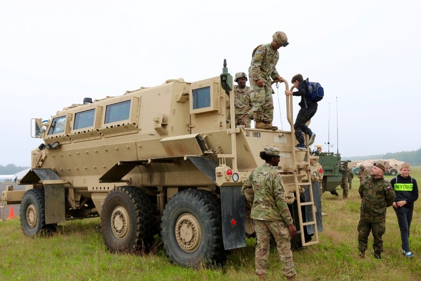 Dzieci z Domu Dziecka z wizytą u żołnierzy US Army na poligonie drawskim [zdjęcia]