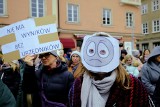 Urzędnicy żądają godnej płacy. Pikieta na placu Kolegiackim w Poznaniu. "250 złotych nie załatwia sprawy podwyżek!"
