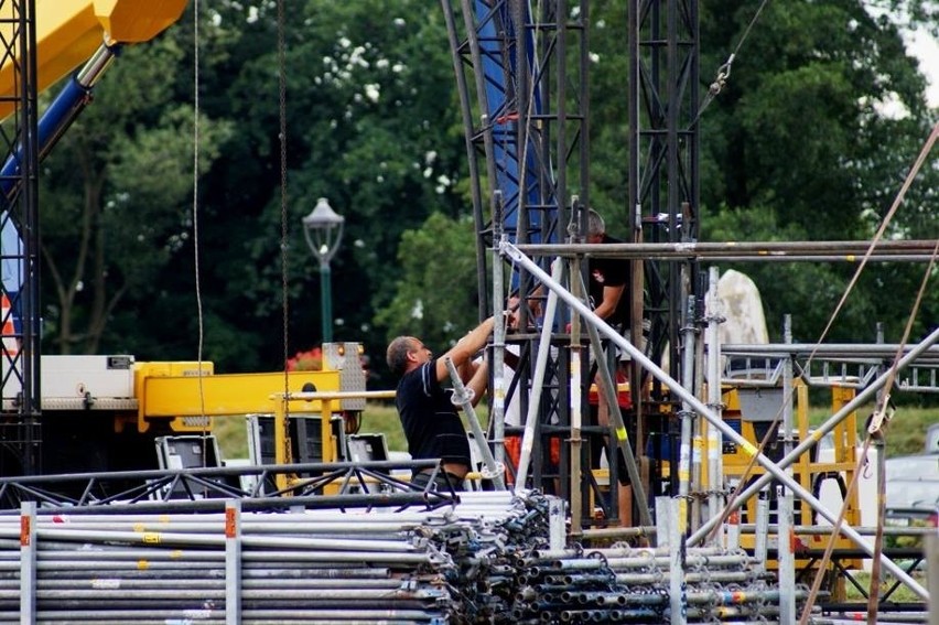 Koncert "Lata Radia Zet i Dwójki" w Uniejowie. Scena już prawie gotowa [ZDJĘCIA]