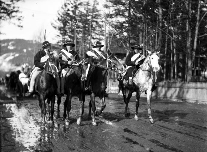 Górale na koniach podczas przejazdu przez Krupówki, 1935...