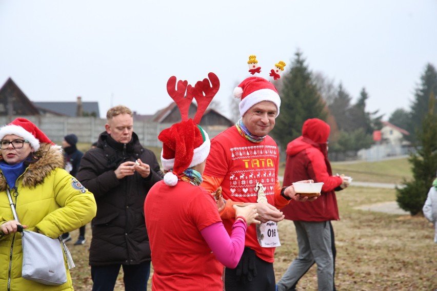 Wyjątkowe morsowanie w świątecznym stylu odbyło się w Borkowie. Cieszyło się dużym zainteresowaniem. Odpalono też race. Zobacz zdjęcia