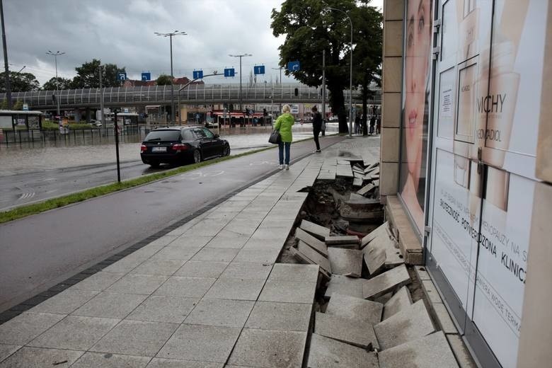 Ulewa 14 lipca w Gdańsku - zdjęcia w okolicy Galerii...