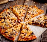 Bezglutenowa pizza z kurczakiem i czerwoną fasolką na Międzynarodowy Dzień Pizzy 2021 [PRZEPIS]