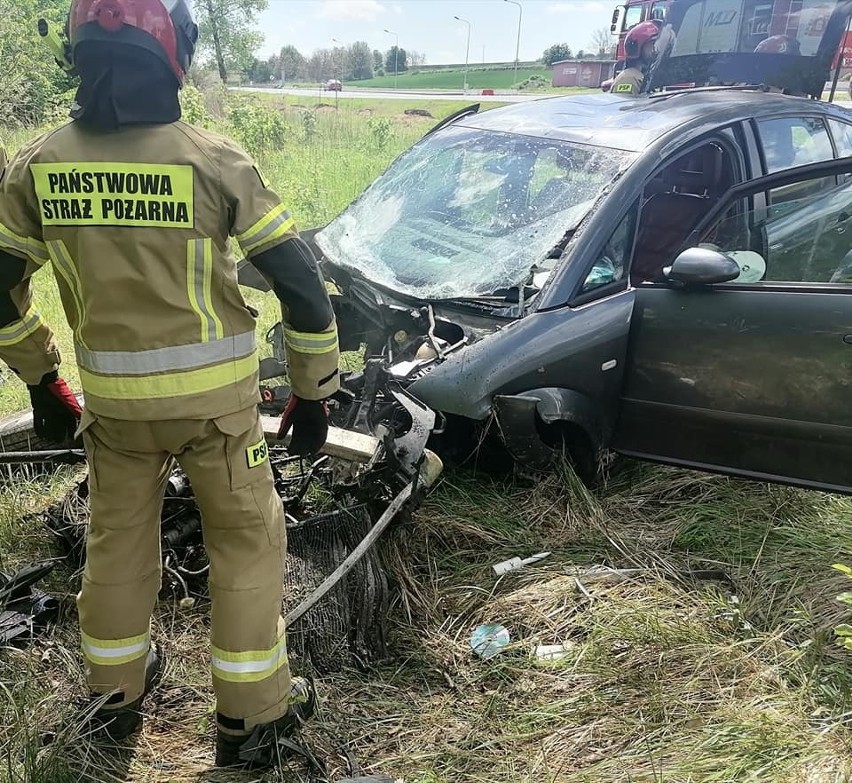 Wypadek na DK nr 94 w Przeworsku. 46-letni kierujący audi uderzył w pień drzewa. Z auta wypadł silnik [ZDJĘCIA]