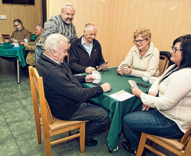 Gracze z Bibic podczas cyklicznych spotkań wtorków brydżowych