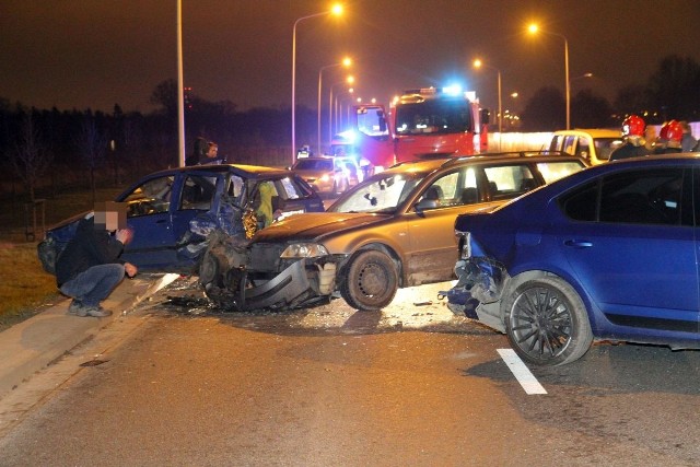 Wypadek na obwodnicy śródmiejskiej. Na ul. Jana Nowaka-Jeziorańskiego zderzyły się trzy samochody osobowe