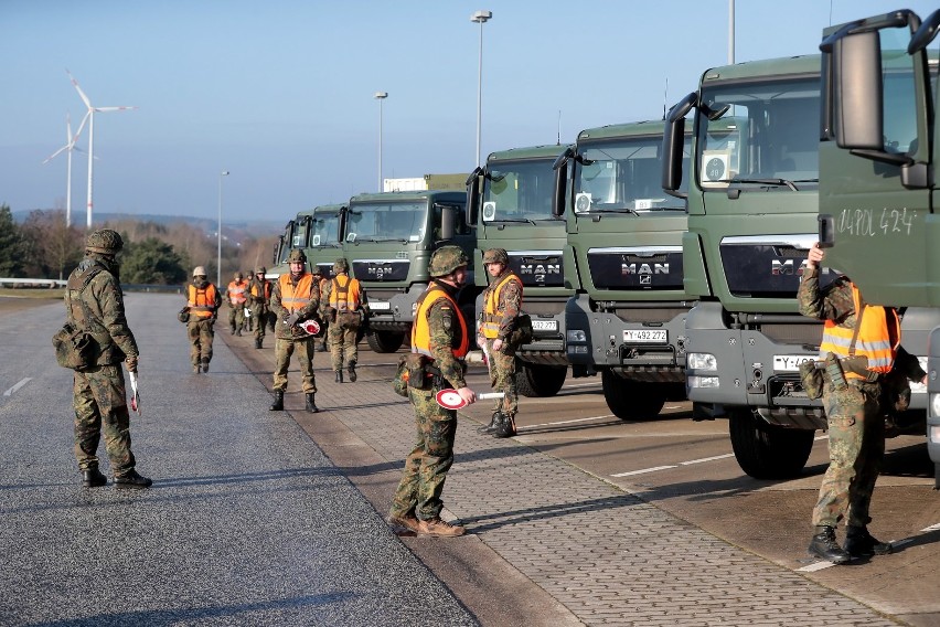 Kolumna Bundeswehry wjechała do Polski. Jadą na poligon drawski